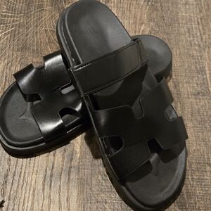 Nwot Black sandal w velcro strap. Super comfortable. Sz 40 women's.